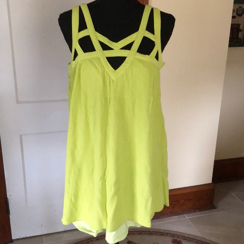 Sweet top fully lined with side zipper.  Purchased for myself but too small.